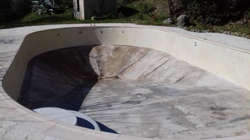 expert de la rénovation de piscine en sol béton a draguignan dans le var