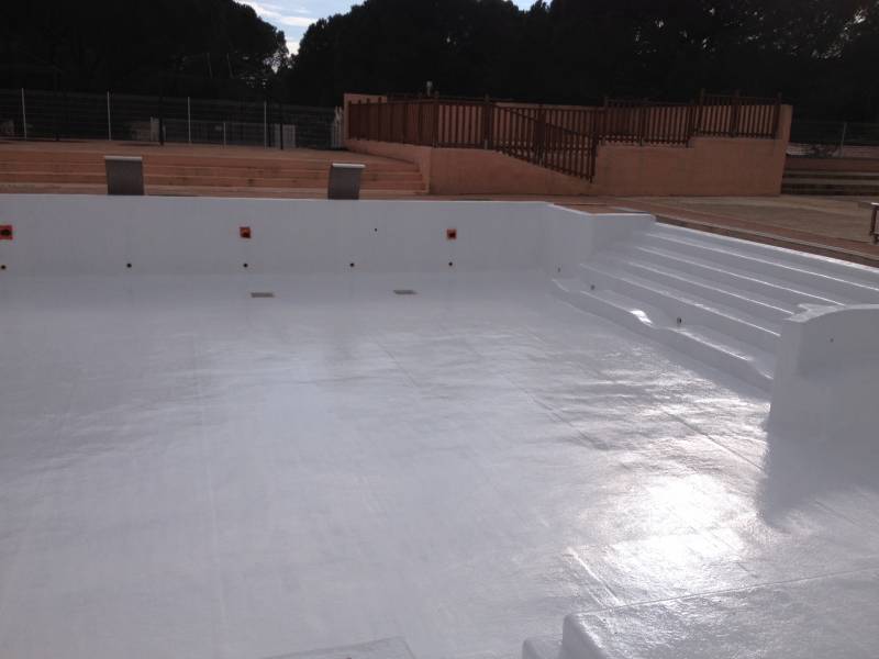 entreprise qui rénove des grandes piscines en coque dans un camping à roquebrune sur argens