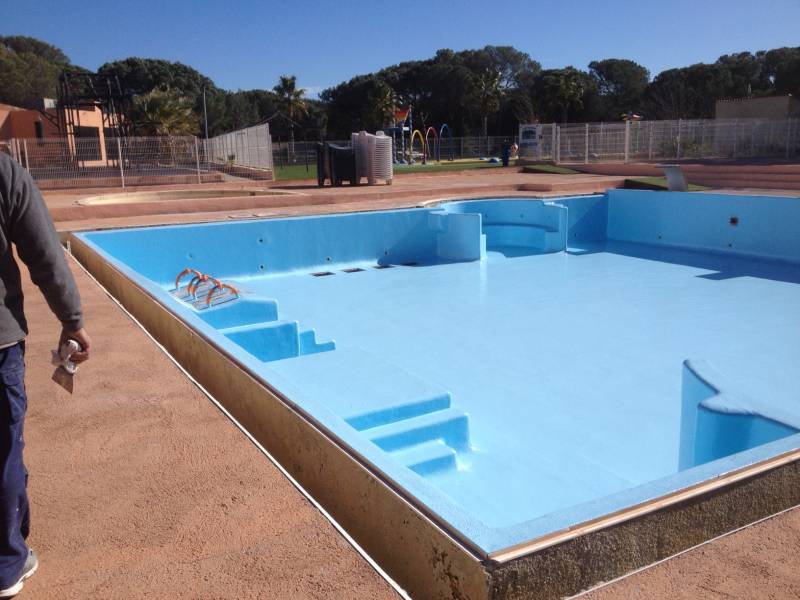 application du top coat bleu clair pour la piscine zen du camping oasis a cote de frejus