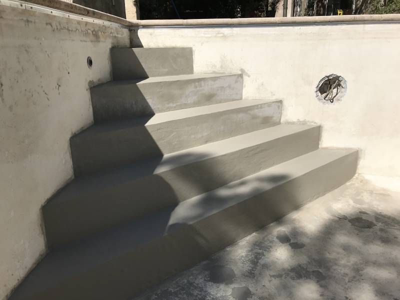 construction escalier piscine frejus
