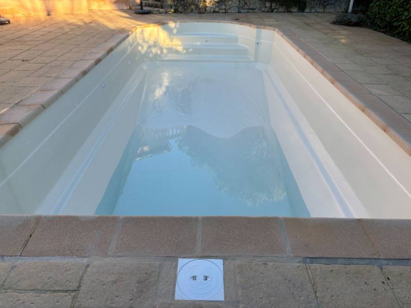 rénovation piscine coque en revêtement polyester à Claviers dans le Var 83
