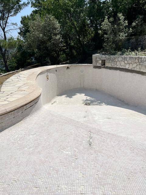 rénovation complète d'une piscine à Claviers 83