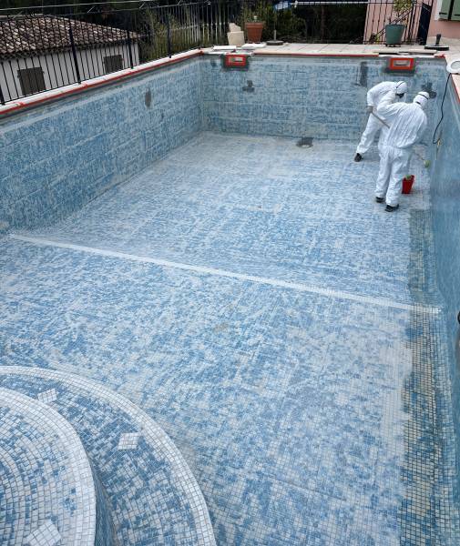 Une des étapes de préparation de bassin avant la pose du  nouveau revêtement