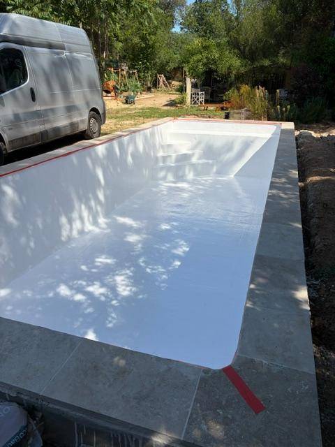 étape de préparation gelcoat sur piscine béton 